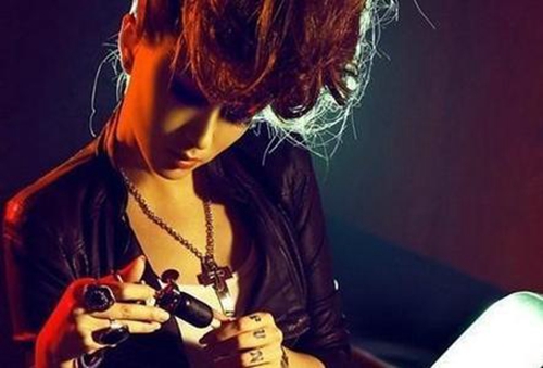 酒吧前场待客 歌曲连版串烧