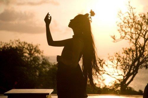 Don’t try to understand everything. Because sometimes it is not meant to be understood. But rather to be accepted.不要尝试去理解所有的事情，有些事情不是让我们去理解而是让我们去接受。